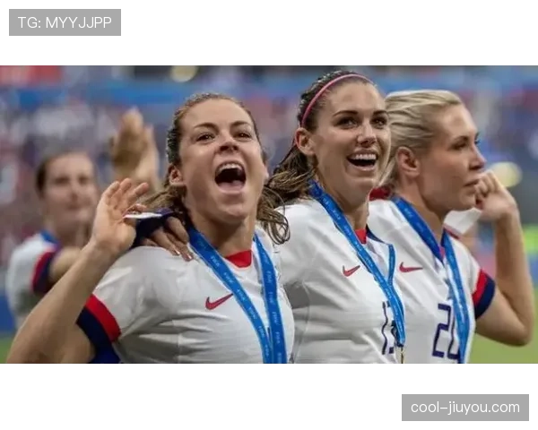 亚历克斯·摩根训练完直接拎爱马仕去接娃？