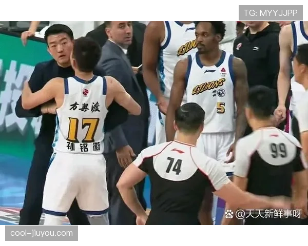 进攻犯规与阻挡犯规的判罚区别，看懂裁判手势
